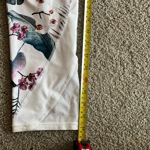 Gap fit 3/4 workout leggings. Size small. Tropical pattern. Like new! Used once. - Picture 4 of 5